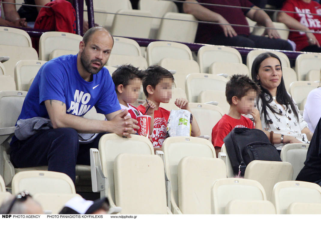 Δείτε το βίντεο: Τα παιδιά και η σύζυγος Σπανούλη βούτηξαν ...