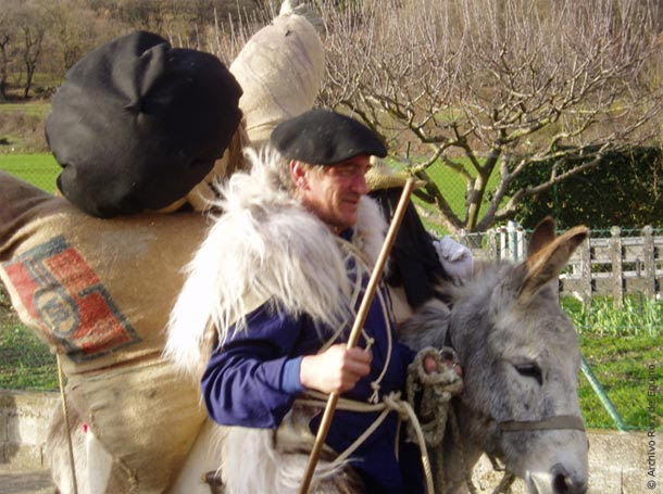 El hombre de paja llegando a Eguino (Alava)