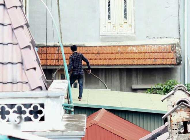 Thanh niên nghi ngáo đá, liên tục nhảy từ nóc nhà này sang nhà khác - 1