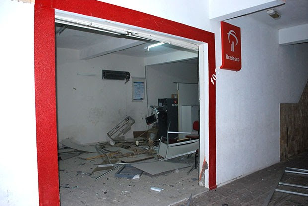 Agência do Bradesco ficou partialmente destruída com a força da explosão; criminosos usaram dinamite (Foto: Leonardo Ribeiro/Angicos Notícias)