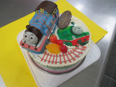 トーマスの立体とパーシーの写真のコラボ はりまやblog 似顔絵ケーキ イラストケーキ 立体ケーキなど