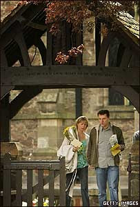 Kate y Gerry McCann salen de la iglesia en Rothley, Leicestershire