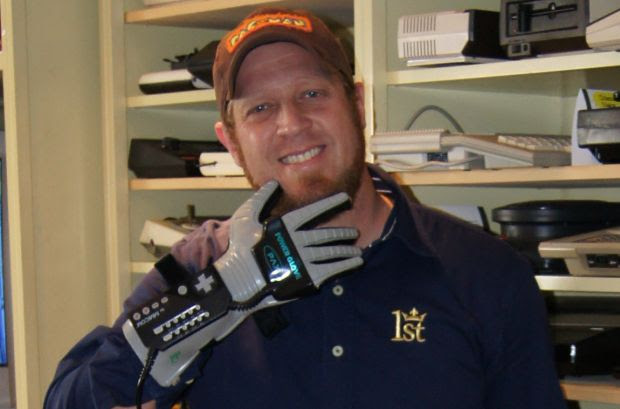 Alex Mamed e sua Power Glove (Foto: Divulgação)