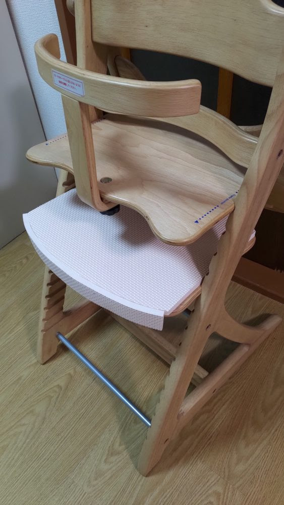 木製のベビーハイチェアの足置きが冷たそうなのでジョイントマットで手作り かたつむりノート