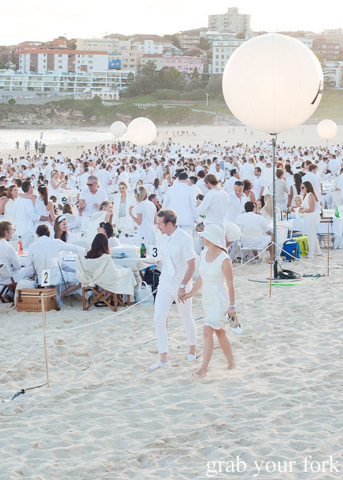 Diners at Diner en Blanc Sydney 2013 Bondi Beach