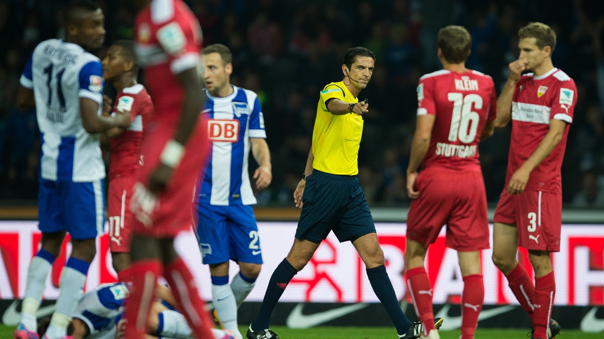 7. Spieltag: Hertha BSC - VfB Stuttgart 3:2. Der Anfang vom Stuttgarter Ende: Schiri Deniz Aytekin gibt beim Stand von 0:1 Elfmeter für Berlin. Salomon Kalou (l.) verwandelt, am Ende siegt die Hertha mit 3:2. Hertha BSC - VfB Stuttgart