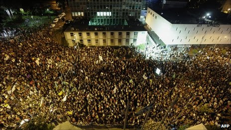Protesters march in Tel Aviv (6 August 2011)