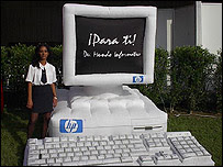 Estudiante al lado de una campaña publicitaria en Cuba.