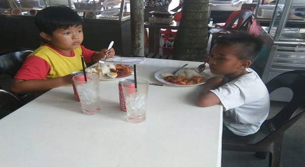 Tengah Makan Tiba² Datang Dua Kanak² Lelaki Ini Jalan Kaki Tanpa Selipar. Selepas Disoal Rupa²nya…. SEBAK!!! Tengah Makan Tiba² Datang Dua Kanak² Lelaki Ini Jalan Kaki Tanpa Selipar. Selepas Disoal Rupa²nya…. SEBAK!!!