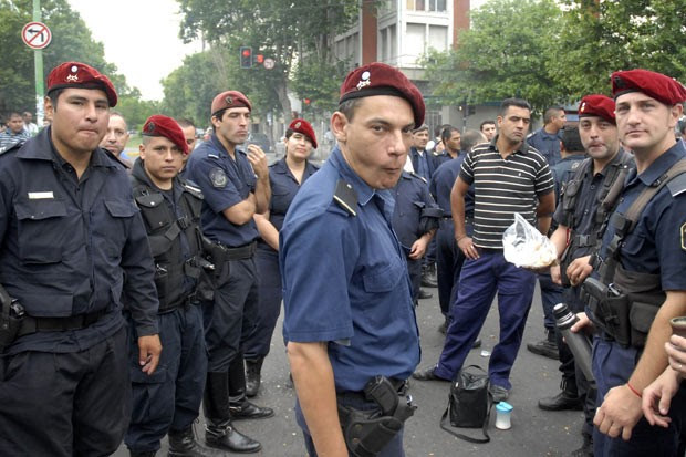 Em greve, membros da infantaria bloqueiam rua em frente ao seui QG, nesta segunda-feira (9), em La Plata (Foto: AFP)