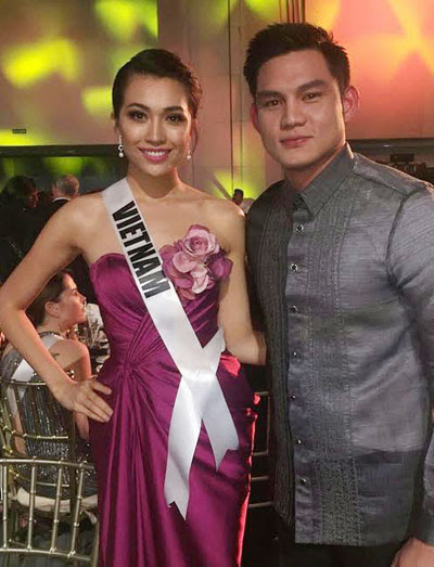 Sau khi sải bước trên thảm đỏ, cô vào trong sân khấu, giao lưu cùng các vị khách.