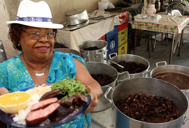 Resultado de imagem para Velha guarda das escolas são responsáveis pelas feijoadas