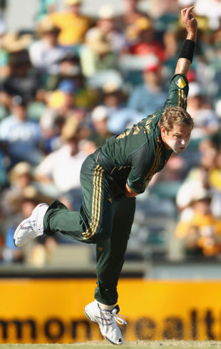 Ryan Harris steams in during his fiery opening burst, Australia v Pakistan, 4th ODI, Perth, 29 January, 2010