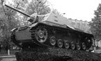 SU-76I em um pedestal na cidade de Sarny, região de Rivne, na Ucrânia.