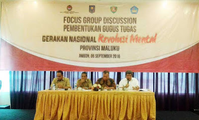 Ambon, Malukupost.com - Peran pemerintah daerah sangat penting dalam mendukung Gerakan Nasional Revolusi Mental (GNRM). Gerakan tersebut harus mensinergikan seluruh komponen masyarakat baik pemerintah, swasta dan masyarakat dan diwadahi melalui pembentukan gugus tugas di daerah. "Dengan peran daerah yang optimal diharapkan betul-betul akan menjadi sebuah Gerakan Nasional Refolusi Mental," kata Ketua Kelompok Kerja (Pokja) GNRM Pusat, Dr. Prasetijono Widjojo, pada Focus Group Discussion Pembentukan GNRM Provinsi Maluku yang di gelar Kementerian Koordinator Bidang Pembangunan Manusia dan Kebudayaan, di Ambon, Selasa (6/9/). Menurut Widjojo, revolusi mental bertujuan mengubah cara pandang, pola pikir, sikap perilaku dan cara kerja, yang berorientasi pada kemajuan dan kemodernan sehingga Indonesia menjadi bangsa besar dan mampu berkompetisi dengan bangsa-bangsa lain di dunia. “Membangkitkan kesadaran dan membangun sikap optimistik dalam menatap masa depan Indonesia sebagai negara dengan ketentuan besar untuk berprestasi tinggi, produktif dan berpotensi menjadi bangsa maju dan modern dengan pondasi tiga pilar Trisakti, “ tandasnya. Widjojo menambahkan, mewujudkan Indonesia yang berdaulat secara politik, berdikari secara ekonomi, dan berkepribadian yang kuat melalui pembentukan manusia Indonesia baru yang unggul. Dijelaskan Widjojo, gerakan revolusi mental bertumpu pada delapan prinsip yakni Gerakan Sosial untuk mendorong kemajuan Indonesia, ada tekad politik untuk menjamin kesungguhan Pemerintah, harus bersifat lintas-sektorat, kolaborasi antara Pemerintah, masyarakat sipil, sektor privat dan akademisi. Selain itu, diawali oleh program pemicu untuk mengubah perilaku masyarakat secara konkret dan cepat, desain program harus user friendly, populer, menjadi bagian dari gaya hidup, dan sistematik-holistik, nilai-nilai yang dikembangkan bertujuan mengatur kehidupan sosial (moralitas publik), dan bukan mengatur moralitas privat serta dampaknya dapat diukur. “Secara nasional, Presiden Republik Indonesia menjadi pengarah GNRM sedangkan di provinsi akan dibentuk gugus-gugus tugas dan dikukuhkan dengan Surat Keputusan (SK) Gubernur,” pungkasnya. Sementara itu, ditempat yang sama Staf Ahli Gubernur Maluku Bidang Sumberdaya Manusia, Drs. Halim Daties, M.Si mengatakan, Gerakan Nasional Revolusi Mental di Provinsi Maluku sangat ditentukan oleh budaya, kondisi wilayah kepulauan, mental masyarakat serta mental aparat pemerintah. “Pembangunan di Provinsi Maluku menggunakan pendekatan gugus pulau karena 92 persen wilayahnya merupakan laut dan program pembangunannya dilakukan secara terpadu,” ujarnya. Sedangkan Kabid Hubungan Antar Lembaga Badan Kesbangpol Maluku, Drs. Titus F.L Renwarin, M.Si, mengatakan, peran pemerintah daerah dalam pendekatan gugus tugas revolusi mental adalah membentuk pokja-pokja dalam melakukan gerakan nyata seperti Gerakan Indonesia Melayani, Bersih, Tertib. “Gerakan Nasional Revolusi Mental Provinsi Maluku akan dibentuk dalam waktu dekat dan disahkan dengan SK Gubernur Maluku,” jelasnya. (MP-8)
