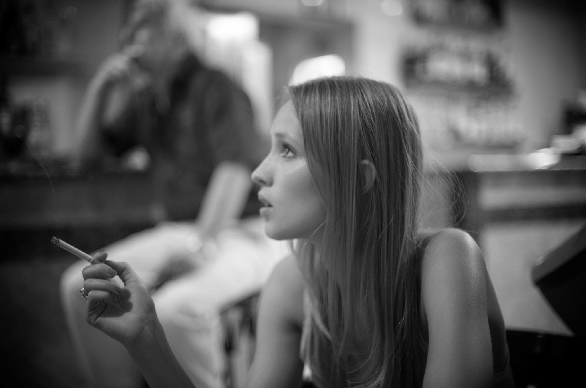 フリー画像 人物写真 女性ポートレイト 白人女性 横顔 煙草 タバコ モノクロ写真 フランス人 画像素材なら 無料 フリー写真素材のフリーフォト
