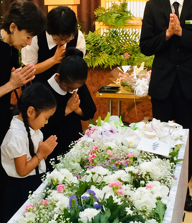 お通夜 ご葬儀のお子様の靴や服装は お子様連れの注意点 葬儀 家族葬 お葬式なら 花葬儀