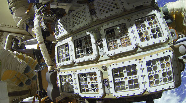 Il contenitore hi-tech dell'eseprimento Expose-R2, nel quale batteri e funghi sono rimasti per un anno e mezzo all'esterno della Stazione Spaziale /fonte: Roscosmos)