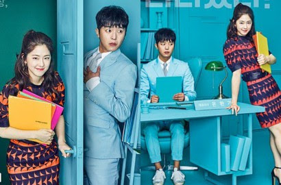 Di Poster Serial 'Introvert Boss Yeon Woo Jin Ketakutan HorasSumutNews.com - Berita Terkini Terbaru Hari Ini -Serial terbaru TVN "Introvert Boss" baru saja merilis poster pemeran utamanya. Di poster tersebut terlihat pemeran utama Yeon Woo Jin ketakutan bahkan sembunyi dibalik pintu seolah tak ingin berinteraksi dengan orang lain. Berbeda dengan Park Hye Soo yang terlihat bersemangat dan ceria. 