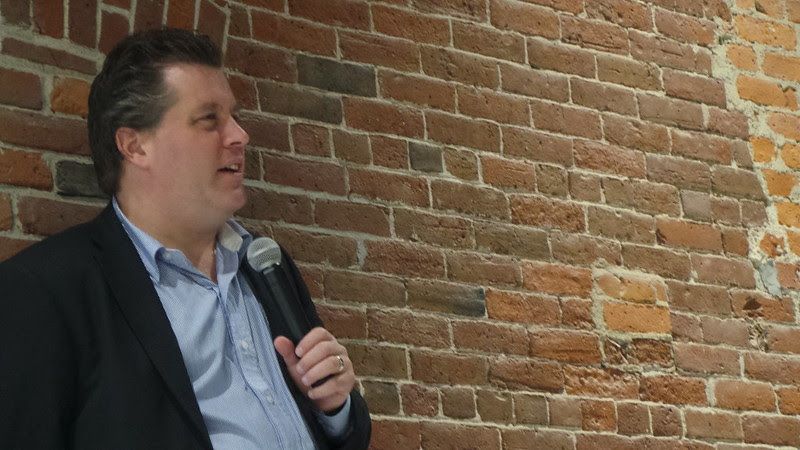 Peter Shankman at Social Media Breakfast #SMB32