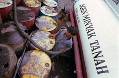 Ambon, Malukupost.com - PT Pertamina Cabang Ambon akan menambah stok minyak tanah pada wilayah-wilayah tertentu agar masyarakat bisa mendapatkannya dengan mudah menjelang perayaan Natal dan memasuki Tahun Baru 1 Januari 2017. "Kami akan melakukan koordinasi dengan Dinas Perindustrian dan Perdagangan (Disperindag) Provinsi Maluku maupun kabupaten dan kota untuk nantinya menambah stok pada wilayah-wilayah tertentu," kata Sales Penjualan Retail IV Pertamina Ambon, Mahdi Syafar di Ambon, Kamis (22/12).
