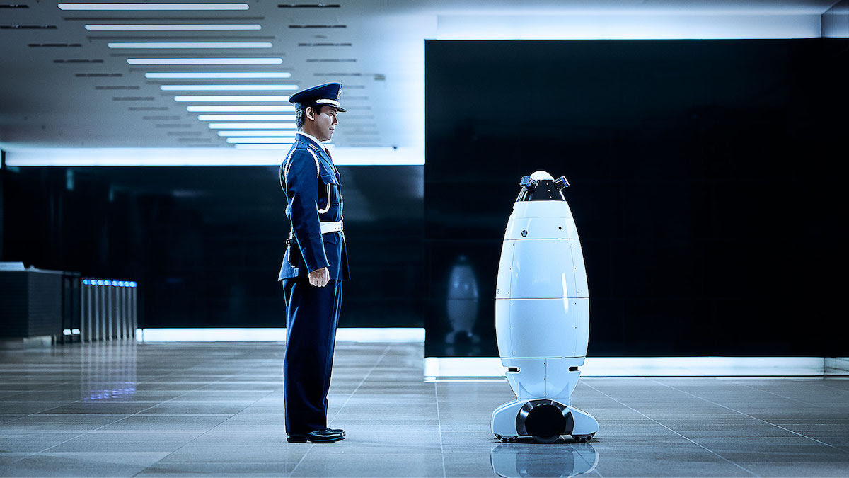 Hero X ロボットが警備員 駐車場誘導 オリパラでも気になる 警備員不足 に着目したロボット