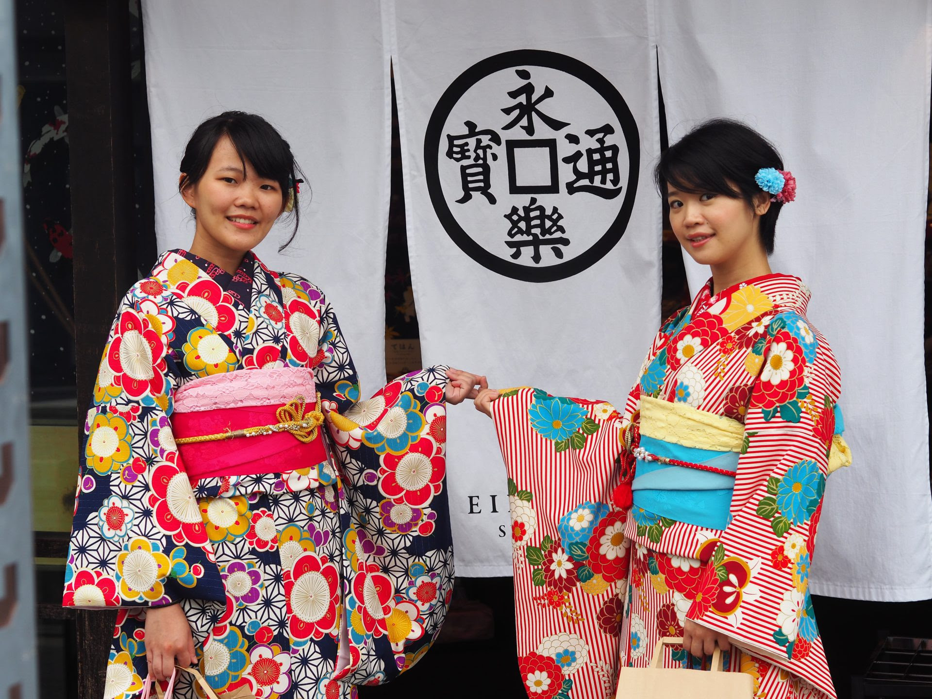 可愛和氣質兼具的二尺袖 着物レンタル京都愛和服 伏見稲荷店 宇治平等院店kimono Rental Kyoto Aiwafuku Fushimiinari Shop Uji Byodoin Shop