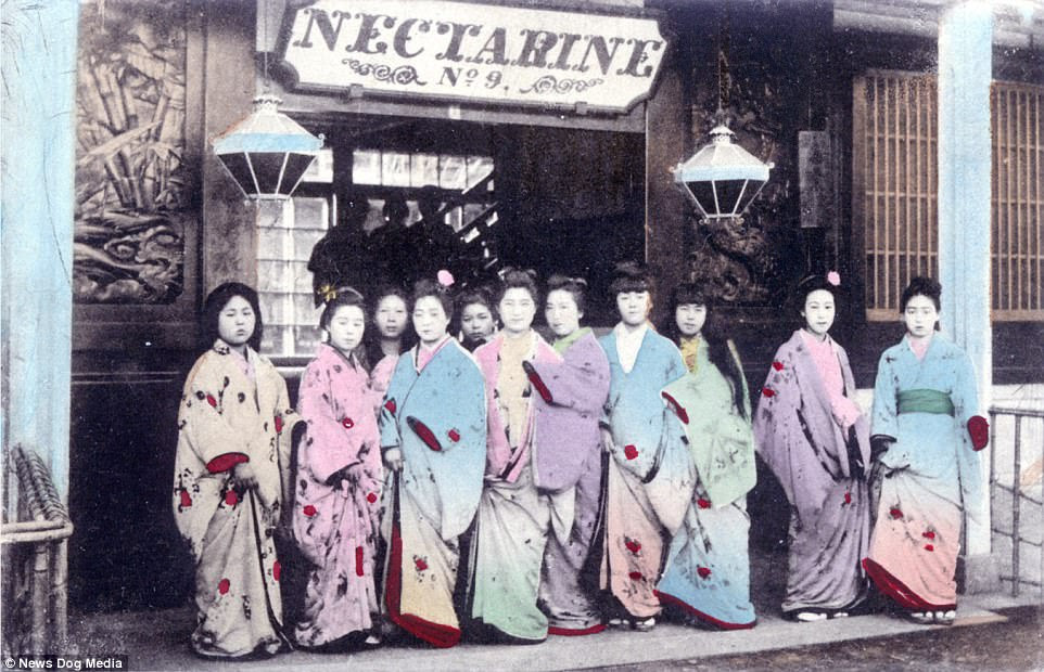 Anyone was welcomed to the moated district, although Samurai had to remove their swords before entering the gates. The quarter was predominantly inhabited by female prostitutes 