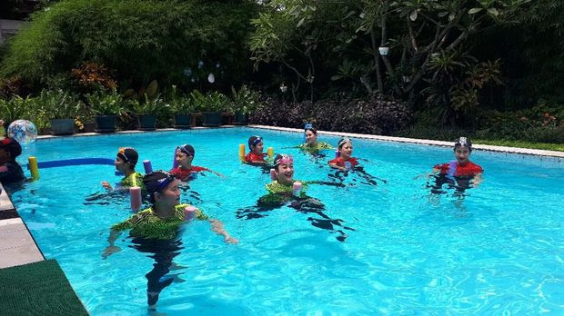 Mengatasi Nyeri Pinggang dengan Berenang