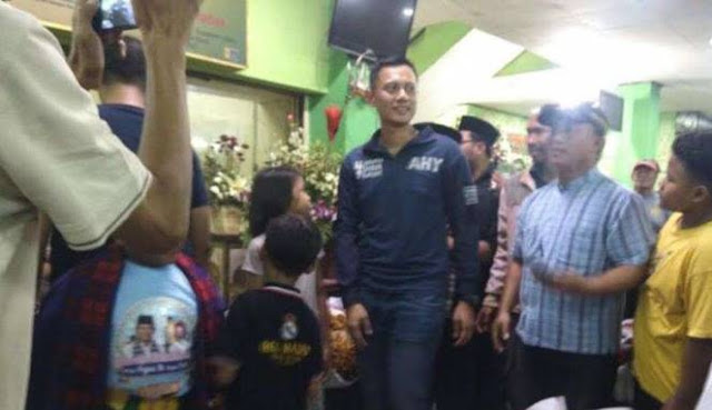 Foto: Ketika Agus Yudhoyono Beli Bunga Mawar untuk 3 Wanita Spesial HorasSumutNews.com - Berita Agus Yudhoyono Terkini Terbaru Hari Ini - Bakal calon gubernur DKI Jakarta, Agus Harimurti Yudhoyono mengunjungi Pasar Bunga Rawa Belong di Jakarta Barat, Kamis sore, 20 Oktober 2016. Dalam kunjungan itu, Agus berkeliling pasar untuk menyapa para pedagang. Kedatangan Agus di pasar tersebut sempat disambut dengan petasan janur Metro Jakarta, 