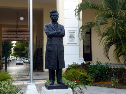 メリダ市内 野口英世像 カテドラル モンテホの家 市庁舎 ソカロ