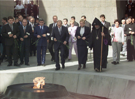 http://upload.wikimedia.org/wikipedia/commons/f/ff/Vladimir_Putin_in_Armenia_14-15_September_2001-5.jpg