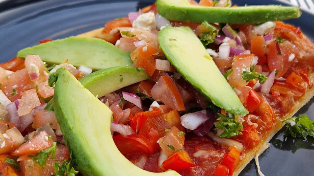 Gratis Recept: Naan Pizza met Tomaat, Ui, Peterselie en Avocado 