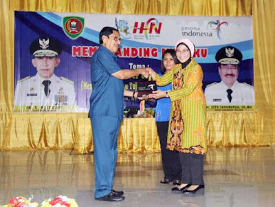 Ambon, Malukupost.com - Deputi Bidang Pengembangan Pemasaran Nusantara Kementerian Pariwisata Esthy Reko Astuti mengatakan tahun 2019, Pariwisata Indonesia ditargetkan menjadi yang terbaik di kawasan regional, bahkan melampaui ASEAN. "Pesaing utama kita adalah Thailand dengan devisa pariwisata lebih dari 40 miliar Dollar AS," katanya dalam Seminar "Mem-branding Maluku", di Ambon, Selasa (7/2). Esthy Reko Astuti dalam paparannya mengenai Kebijakan Pemasaran Pariwisata Nusantara Tahun 2017, mengatakan country branding "Wonderful Indonesia" yang mencerminkan "Positioning" dan "Differentiating" pariwisata tanah air.