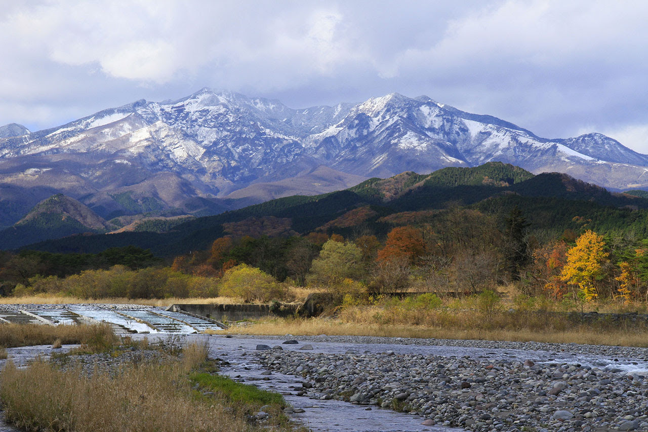 紅葉壁紙 雪の女峰山と大谷川 四季の山野草