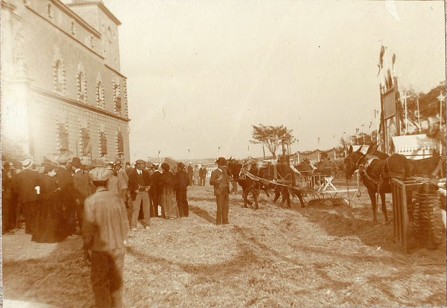 Feria de Maquinaria Agrícola en el Hospital Tavera hacia 1910. Fotografía de los Sucesores de Compañy © Cámara Agraria de Toledo, Junta de Comunidades de Castilla-La Mancha