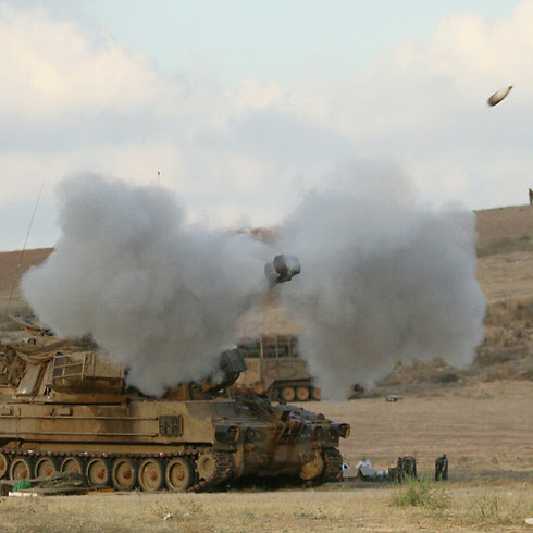 Tanks fire on Gaza (Photo: Ido Erez)