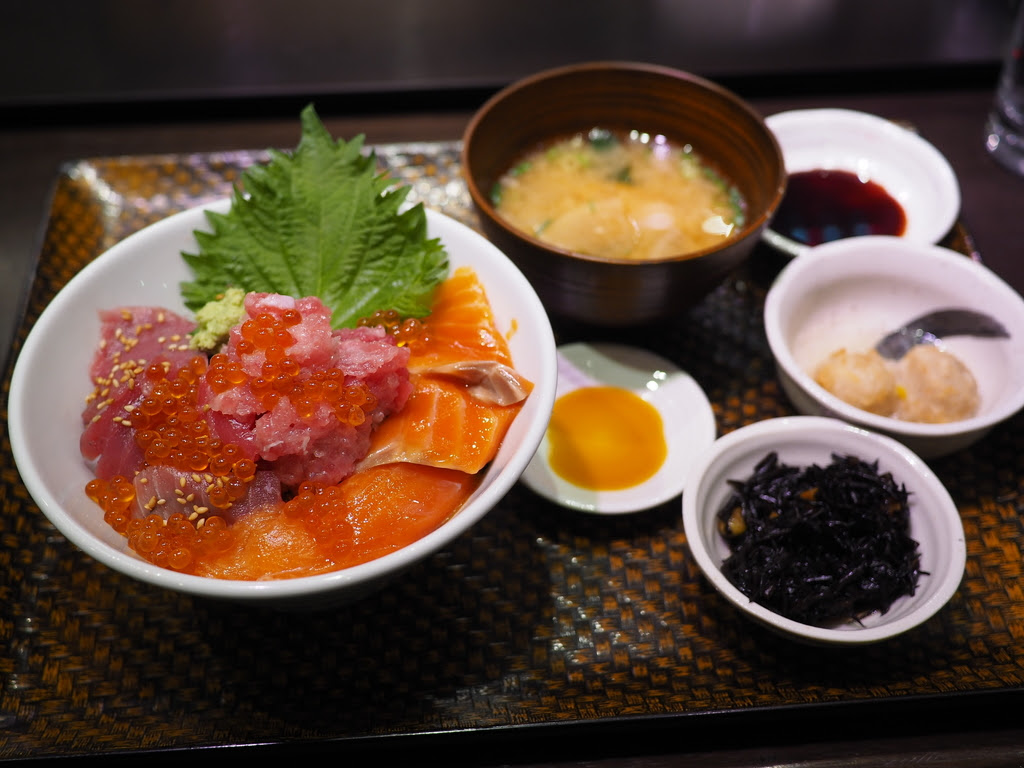 東京築地と大阪黒門で人気の豪華海鮮丼がとてもリーズナブルにいただけます 北区大淀南 市場カフェ 黒銀 Mのランチ