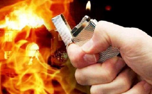 Hình ảnh Người phụ nữ ôm con người tình đồng tính nhảy vào biển lửa tự thiêu số 1