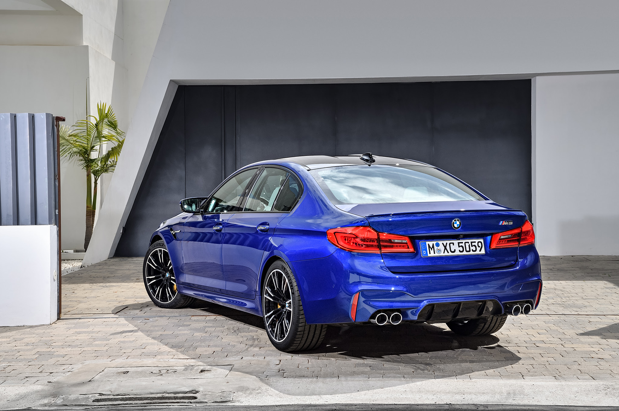 2018 BMW M5 rear three quarters 03  Motor Trend