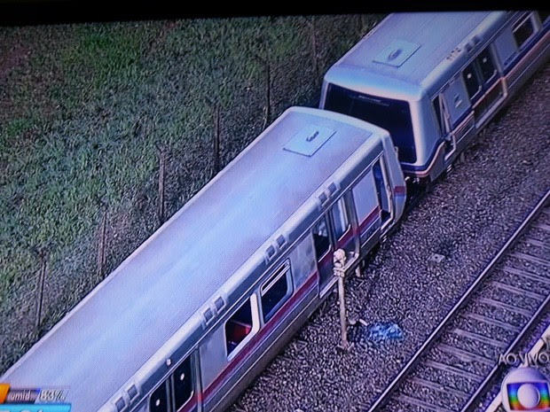 Trens parados após problema técnico no metrô do DF (Foto: TV Globo/Reprodução)