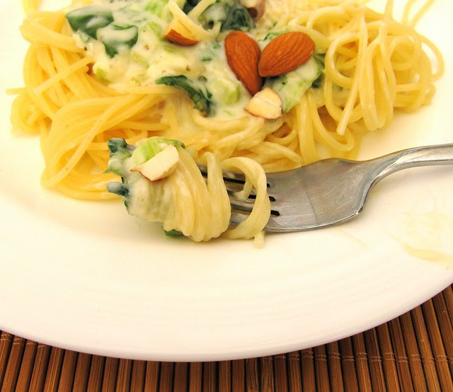 Capellini com molho de escarola e amêndoas