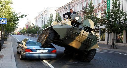 بالفيديو : فى ليتوانيا يسحقون السيارات التى تركن بصورة مخالفة