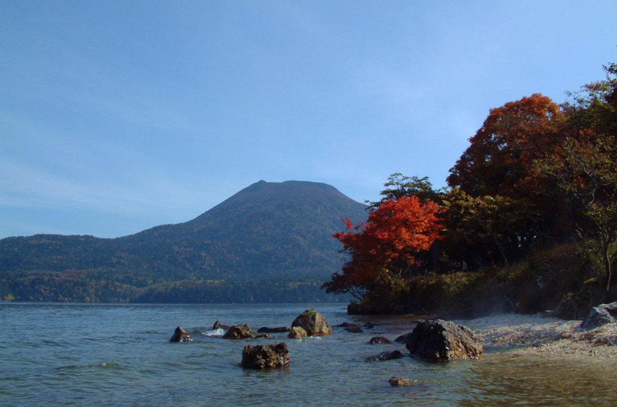 紅葉の阿寒湖と雄阿寒岳 阿寒湖畔ボッケ桟橋から望む 月の方舟