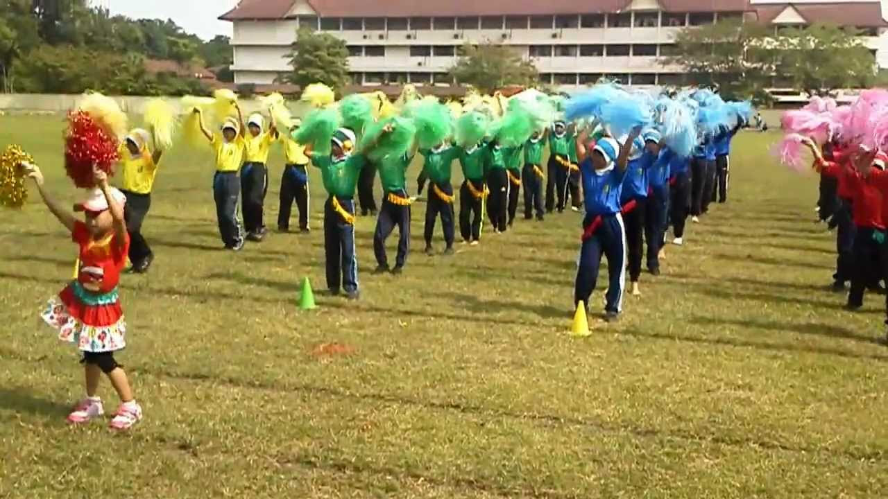 Acara lari 4 x 100 meter menjadi acara kemuncak sukan pada hari itu. Juara Perbarisan Hari Sukan Smk Pusa Zamrud Otosection