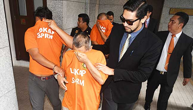 Antara lelaki yang dibawa ke Mahkamah Majistret di Putrajaya hari ini berkait tuduhan rasuah melibatkan projek lombong pasir di Selangor.