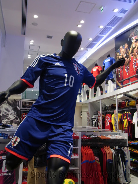 加茂商事 サッカーショップ Kamo 梅田店 がグランドオープン 4層構造 1階に Fifa ワールドカップ オフィシャルショップを日本初展開 Sports Business Magazine スポーツ ビジネス マガジン