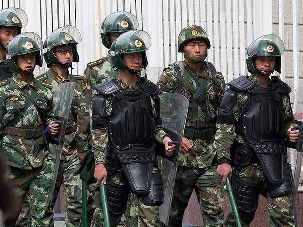 Policiais paramilitares, durante patrulha em Urumqi, na região de Xinjiang, onde o governo diz ter detido a maior parte dos extremistas no país. A imagem foi feita em 23 de maio. (Foto: Andy Wong / Arquivo / AP Photo)