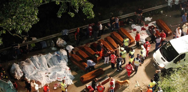 Corpos das vítimas são alinhados após um acidente de ônibus que aconteceu neste domingo (28), na província de Avellino, na Itália 