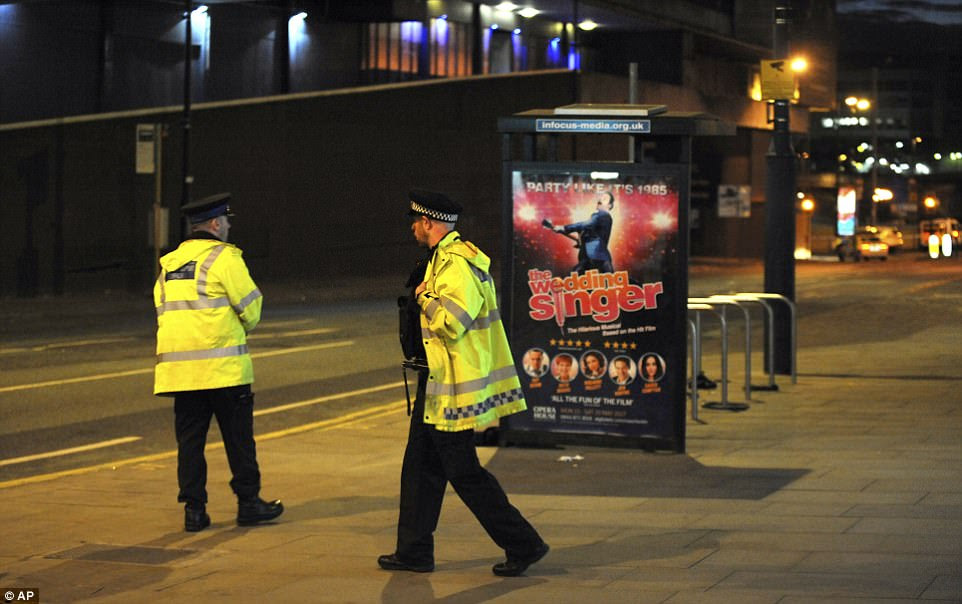 Nenhum grupo militante reivindicou a responsabilidade até agora, mas os partidários do Estado islâmico celebraram nas mídias sociais.  Foto: Polícia patrulha as ruas de Manchester 